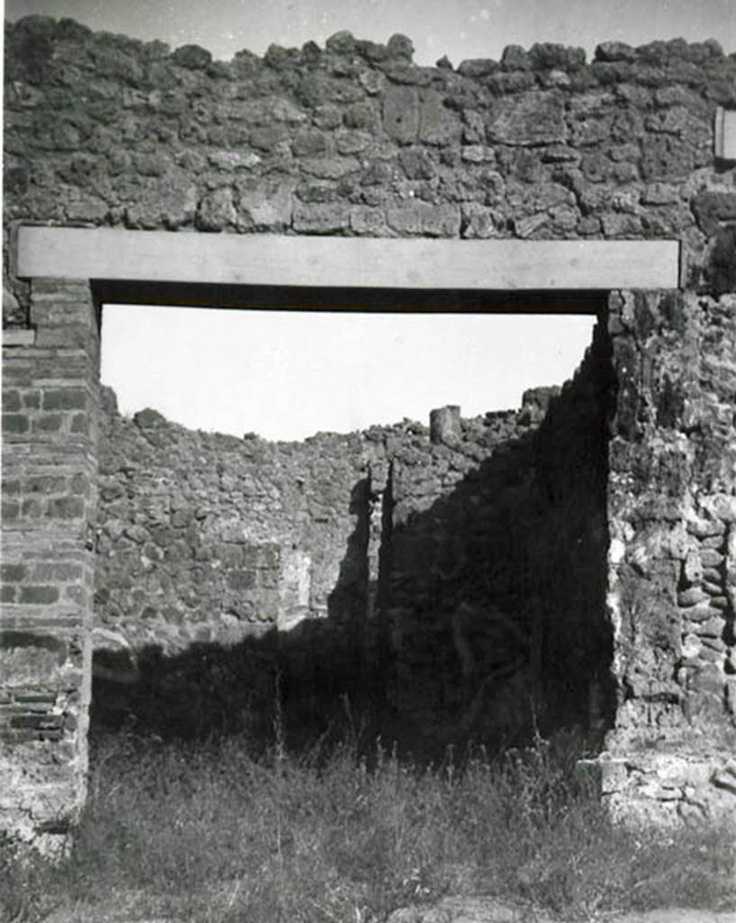 I.2.25 Pompeii. 1935 photo taken by Tatiana Warscher. Looking north to entrance doorway, from Vicolo del Conciapelle.
See Warscher T., 1935. Codex Topographicus Pompeianus: Regio I.2. (no.43), Rome: DAIR, whose copyright it remains.
