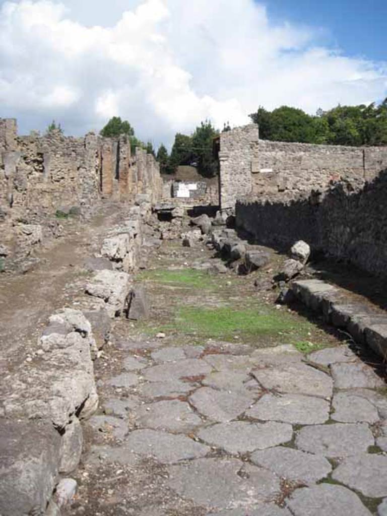 I.2.32 Pompeii. September 2010. Looking east along Vicolo del Conciapelle towards Vicolo del Citarista. Photo courtesy of Drew Baker.
