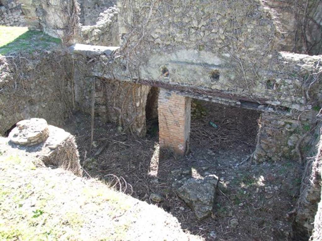 1.3.3 Pompeii.  March 2009.  Collapsed floor on West Portico area, showing rooms on lower level.