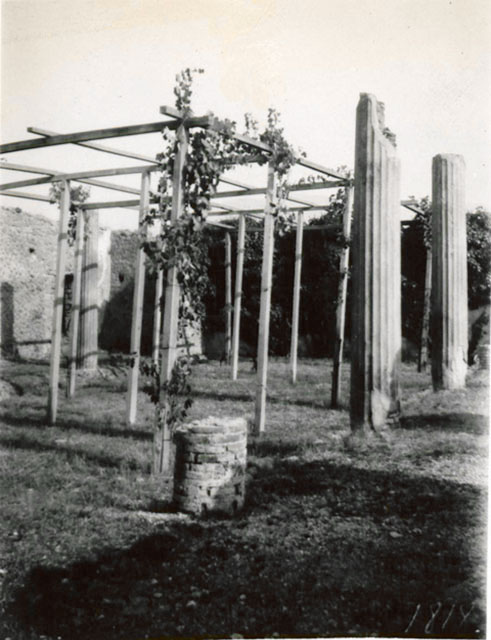 I.3.3 Pompeii. 1935 photograph taken by Tatiana Warscher, taken from the north.
Looking south across the west portico of the peristyle.
See Warscher, T, 1935: Codex Topographicus Pompejanus, Regio I, 3: (no.8), Rome, DAIR, whose copyright it remains.  
