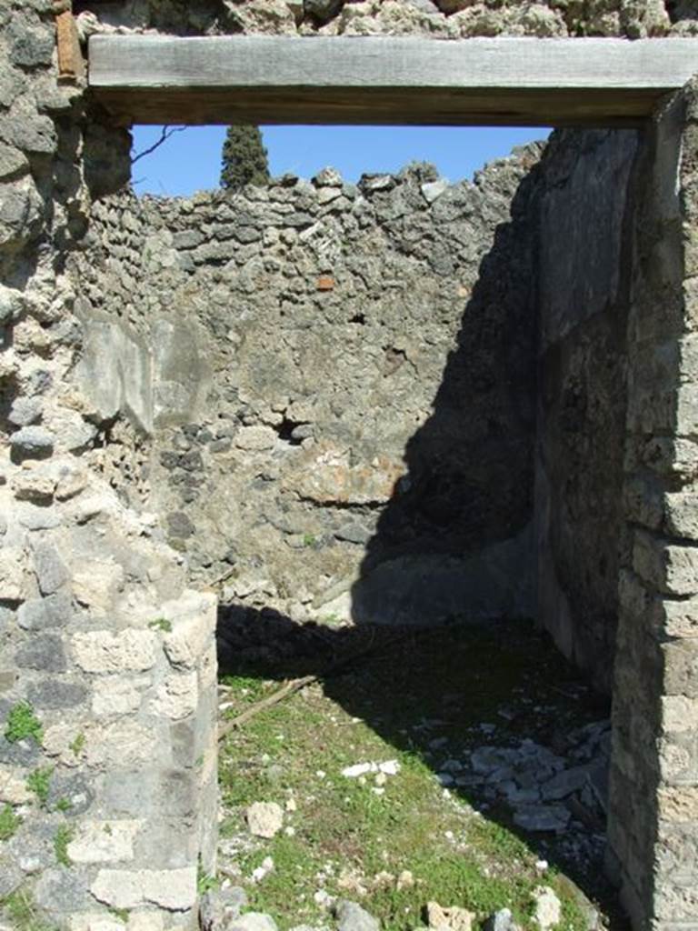 1.3.3 Pompeii.  March 2009.  Cubiculum. Northern doorway of two middle rooms on east side.