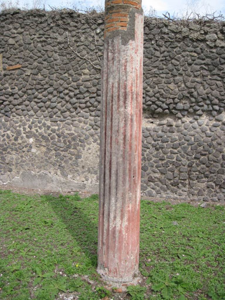 I.3.3 Pompeii. September 2010. Upper peristyle area, showing detail of standing column in peristyle. Photo courtesy of Drew Baker.
