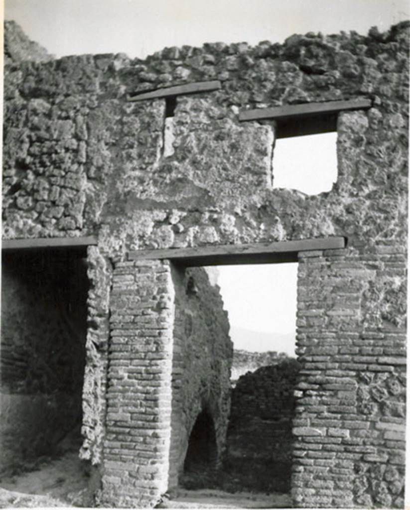 I.3.16 Pompeii. 1935 photograph taken by Tatiana Warscher. Looking south towards the entrance doorway, with windows above. 
See Warscher, T, 1935: Codex Topographicus Pompejanus, Regio I, 3: (no.32), Rome, DAIR, whose copyright it remains.  
According to Warscher, quoting Fiorelli, “This was a small laundry or maybe a dyers.”
