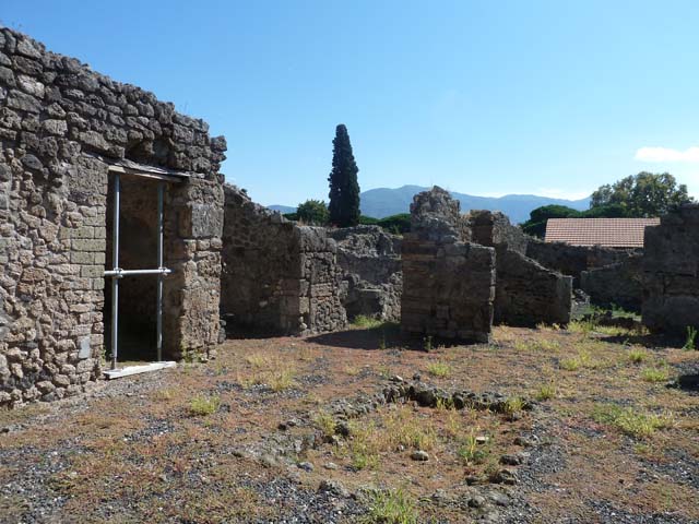 I.3.23 Pompeii. September 2015. Looking towards south side of atrium, and through tablinum to peristyle area.