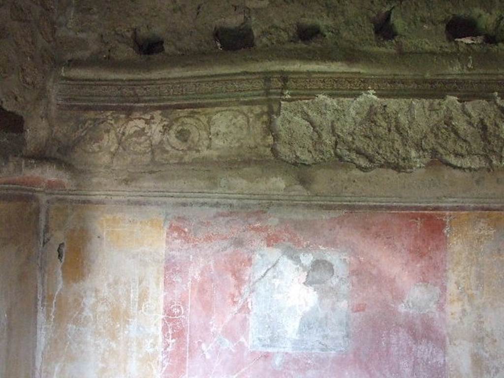 I.3.25 Pompeii. December 2006. Cubiculum east wall. Detail of stucco plaster and frieze. See Schefold, K., 1962. Vergessenes Pompeji. Bern: Francke. (T: 90,1).