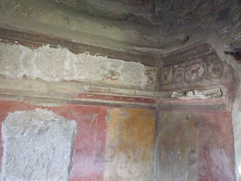I.3.25 Pompeii. December 2006. Cubiculum. Detail of frieze and plaster stucco in south-west corner. In the west wall would have been a window overlooking the garden, on right.
