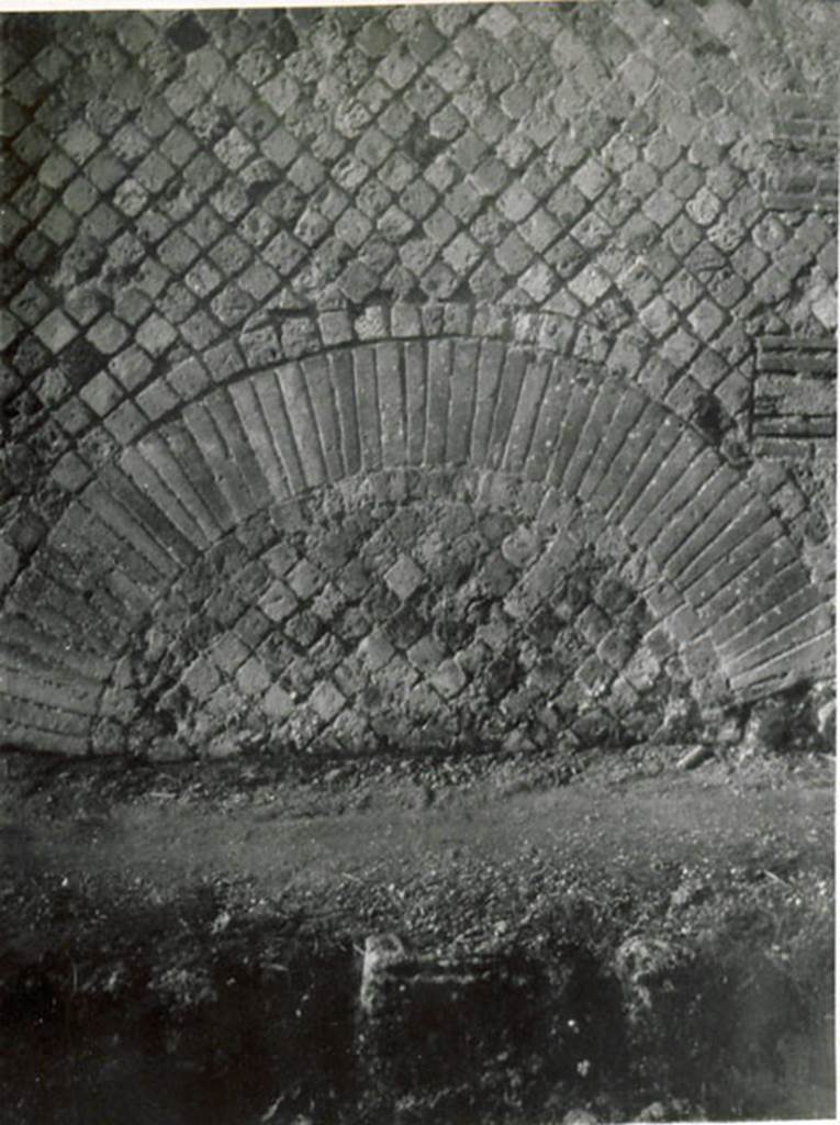 I.3.27 Pompeii. 1935 photograph taken by Tatiana Warscher. Supporting arch, a part of the street facade wall on the south side of the entrance doorway. 
See Warscher, T, 1935: Codex Topographicus Pompejanus, Regio I, 3: (no.72), Rome, DAIR, whose copyright it remains.  

