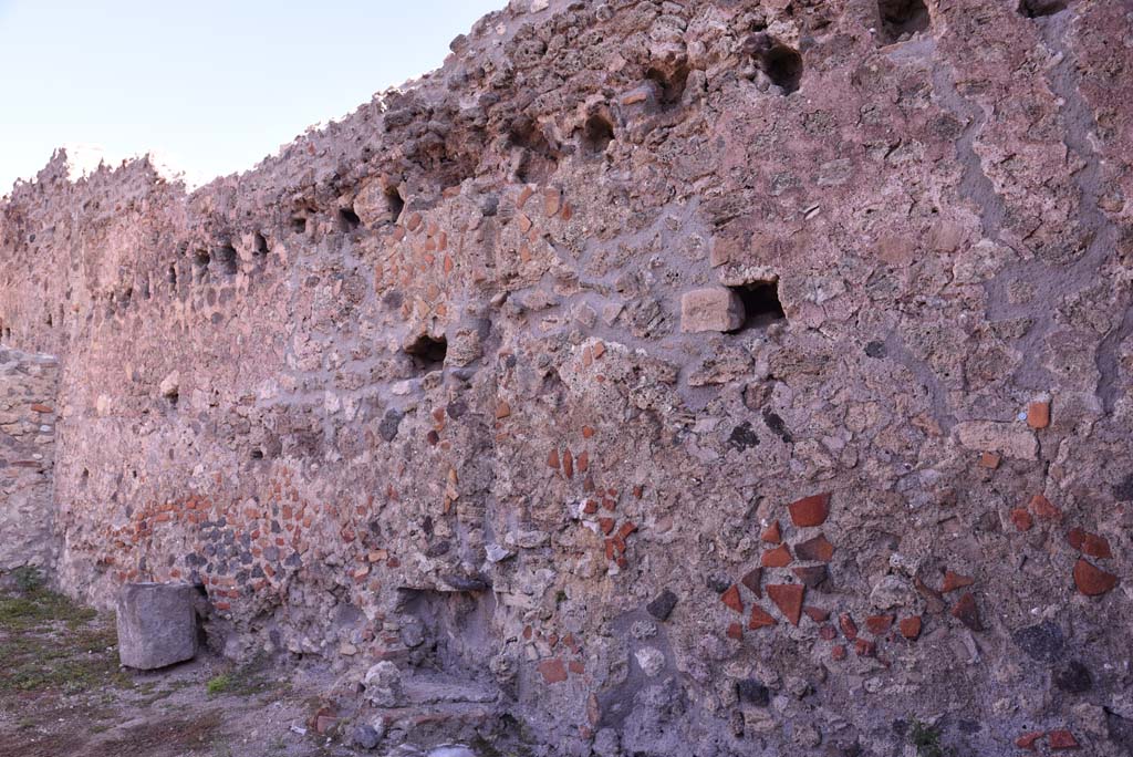 I.4.12 Pompeii. October 2019. Room f, looking north along east wall.
Foto Tobias Busen, ERC Grant 681269 DCOR.
