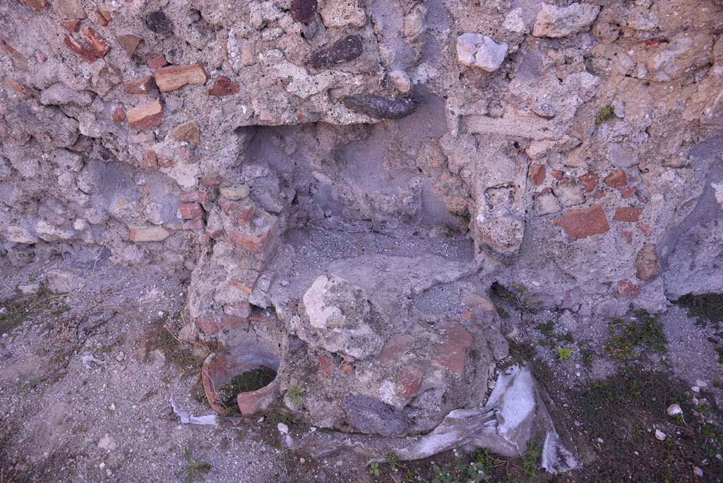 I.4.12 Pompeii. October 2019. Room f, detail of feature set into east wall.
Foto Tobias Busen, ERC Grant 681269 DCOR.
