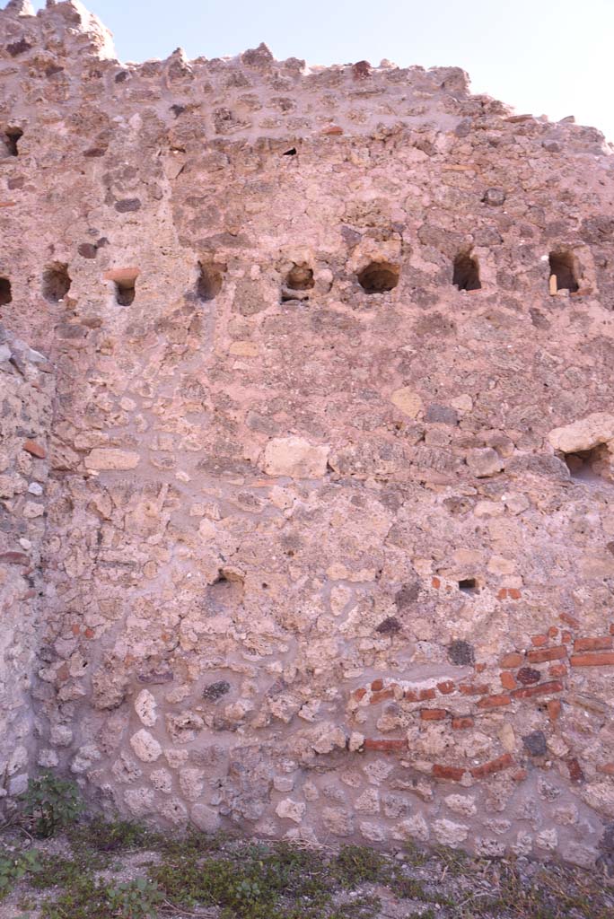 I.4.12 Pompeii. October 2019. Room f, detail from east wall at north end, with north-east corner.
Foto Tobias Busen, ERC Grant 681269 DCOR.

