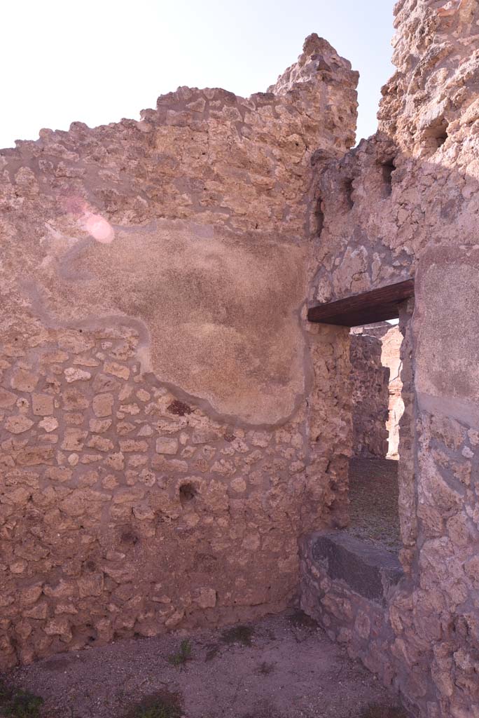I.4.12 Pompeii. October 2019. Room h, west wall and north-west corner, with doorway in north wall.
Foto Tobias Busen, ERC Grant 681269 DCOR.
