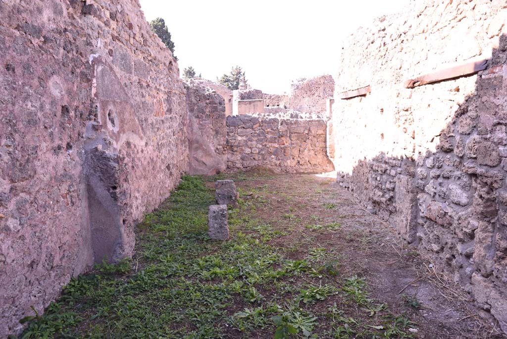 I.4.12 Pompeii. October 2019. Room d, looking west.
Foto Tobias Busen, ERC Grant 681269 DCOR.
