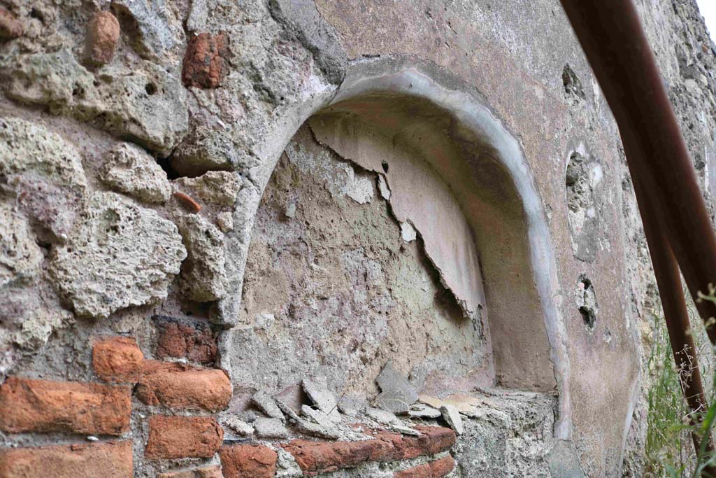 I.4.12 Pompeii. December 2018. Detail of recess in south wall in room on west side of oven. Photo courtesy of Aude Durand.