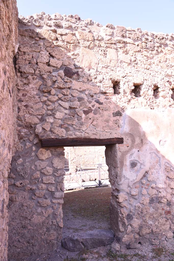I.4.13 Pompeii. October 2019. Room b, north wall in north-west corner, with doorway to I.4.17.
Foto Tobias Busen, ERC Grant 681269 DCOR.
