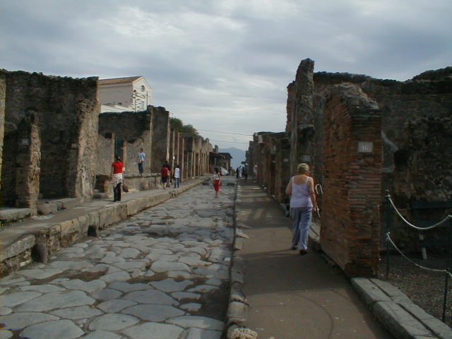 Looking east along Via dell’Abbondanza, May 2005. The entrance doorway to I.4.16, a shop, can be seen on the right.  