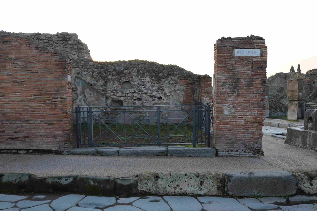 I.4.16 Pompeii. December 2018. Detail of niches on south wall. Photo courtesy of Aude Durand.