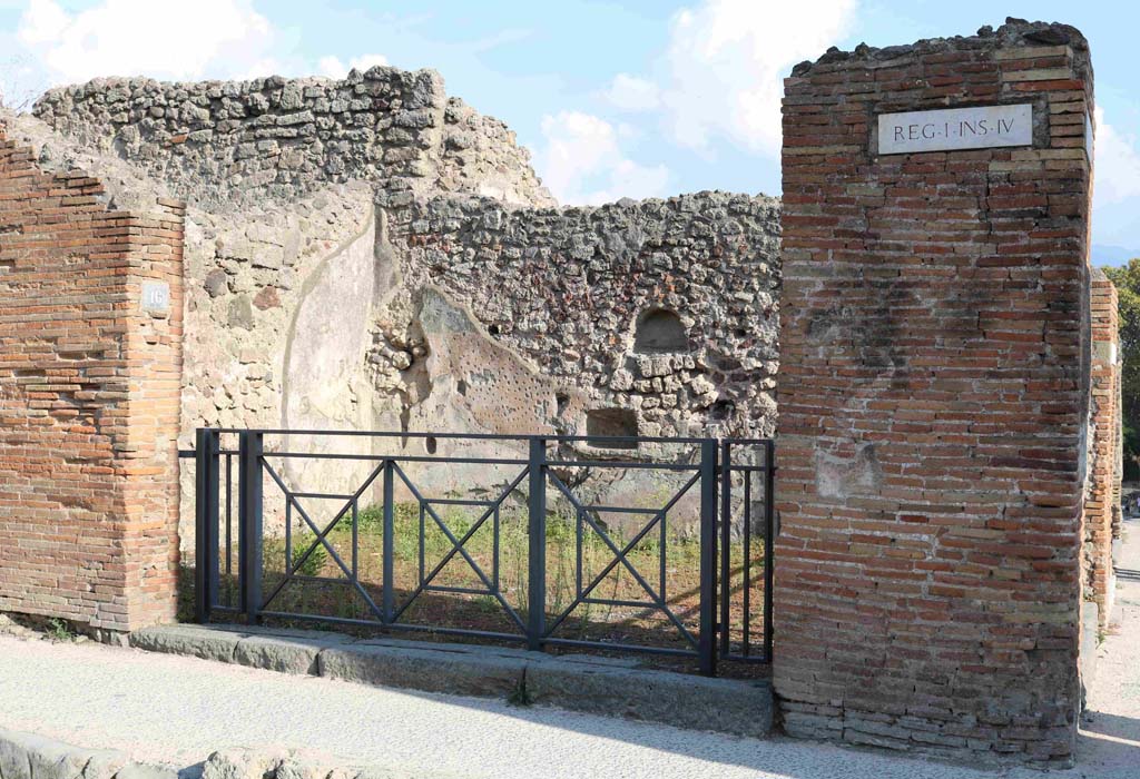 I.4.16 Pompeii. December 2018. Detail of two niches on south wall. Photo courtesy of Aude Durand.

