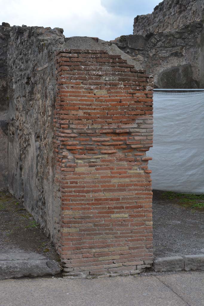 I.4.20 Pompeii. May 2019. 
Detail of masonry pilaster between I.4.20, on left, and I.4.19, on right.
Foto Tobias Busen, ERC Grant 681269 DCOR.

