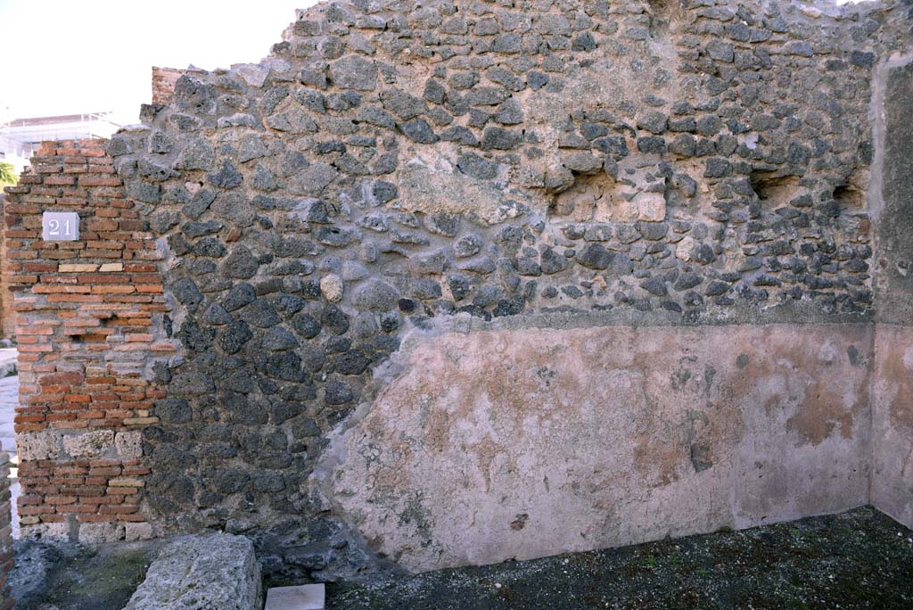 I.4.20/21 Pompeii. October 2019. Looking towards east wall of I.4.21, steps to upper floor, on left, and east wall of I.4.20, on right.
Foto Tobias Busen, ERC Grant 681269 DCOR.

