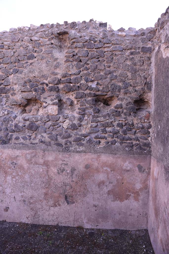 I.4.20/21 Pompeii. October 2019. 
South end of east wall of I.4.20, below, with upper floor of I.4.21, above.
Foto Tobias Busen, ERC Grant 681269 DCOR.
