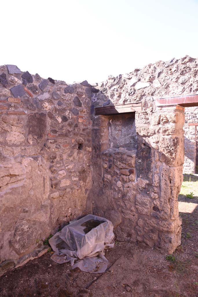 I.4.25/1.4.5 Pompeii. October 2019. 
Cubiculum 7, west wall and north-west corner, with window in north wall into atrium 6.
Foto Tobias Busen, ERC Grant 681269 DCOR.
