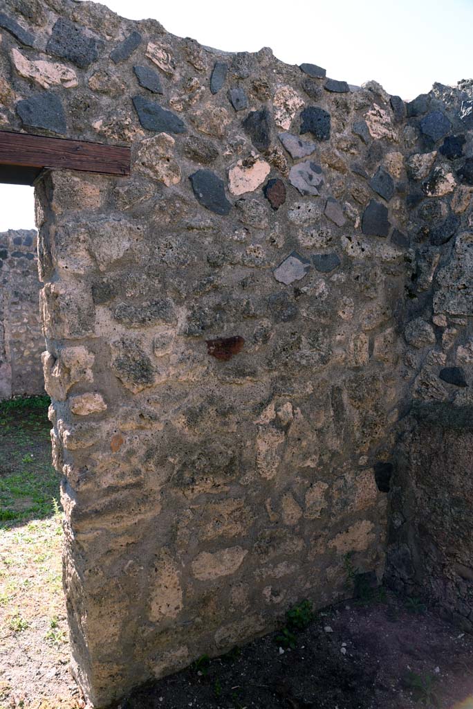 I.4.25/1.4.5 Pompeii. October 2019. 
Cubiculum 9, looking towards south wall with doorway to atrium 6, on left.
Foto Tobias Busen, ERC Grant 681269 DCOR.
