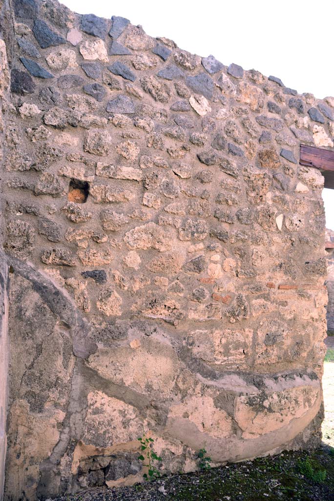 I.4.25/1.4.5 Pompeii. October 2019. Cubiculum 10, south wall, with doorway to atrium 6, on right.
Foto Tobias Busen, ERC Grant 681269 DCOR.
