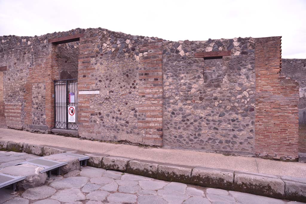 I.4.25 Pompeii. October 2019. Looking towards front faade on west side of entrance doorway.
Foto Tobias Busen, ERC Grant 681269 DCOR.
