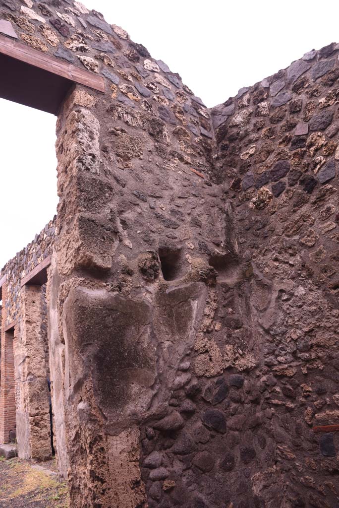 I.4.25 Pompeii. September 2020. Room 48, upper south-west corner and doorway to atrium.
Foto Tobias Busen, ERC Grant 681269 DCOR
