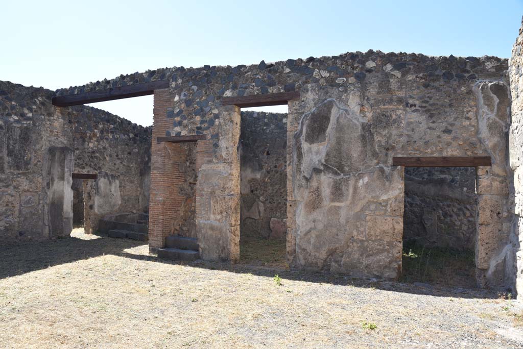 I.4.25 Pompeii. September 2020. Room 47, west side of atrium, with doorway to room 49, on right.
Foto Tobias Busen, ERC Grant 681269 DCOR

