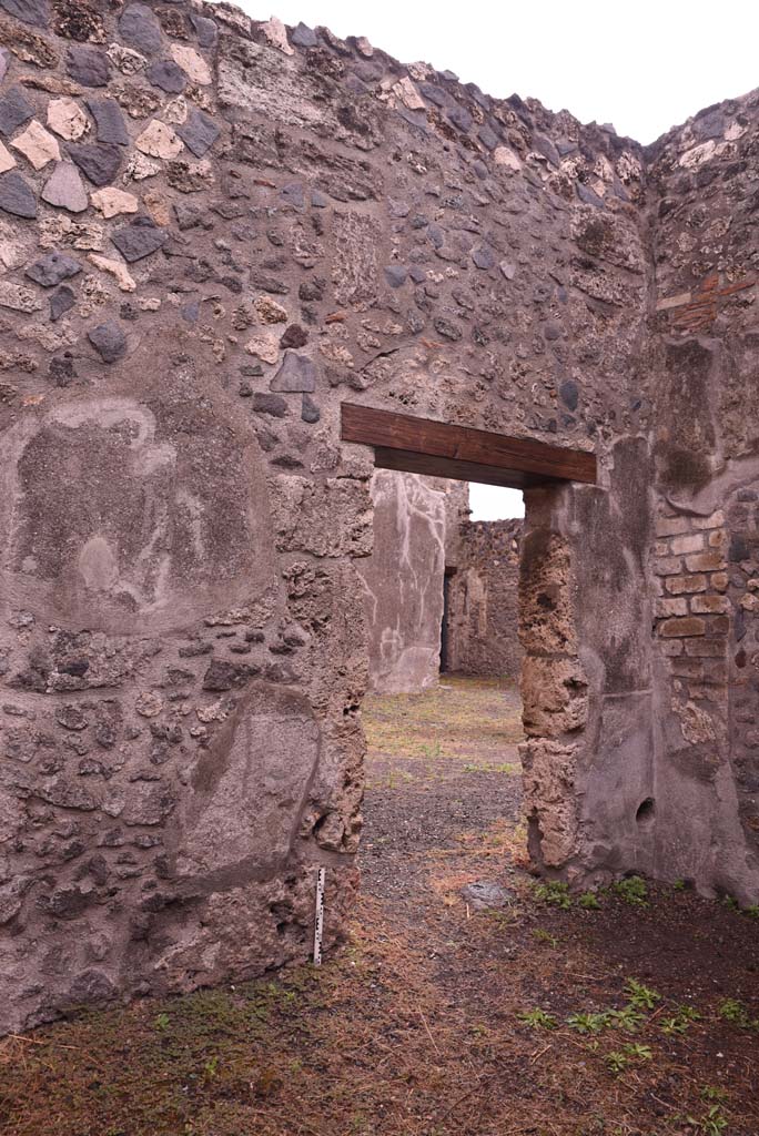 I.4.25 Pompeii. September 2019. 
Room 49, east wall with doorway to atrium in south-east corner.
Foto Tobias Busen, ERC Grant 681269 DCOR

