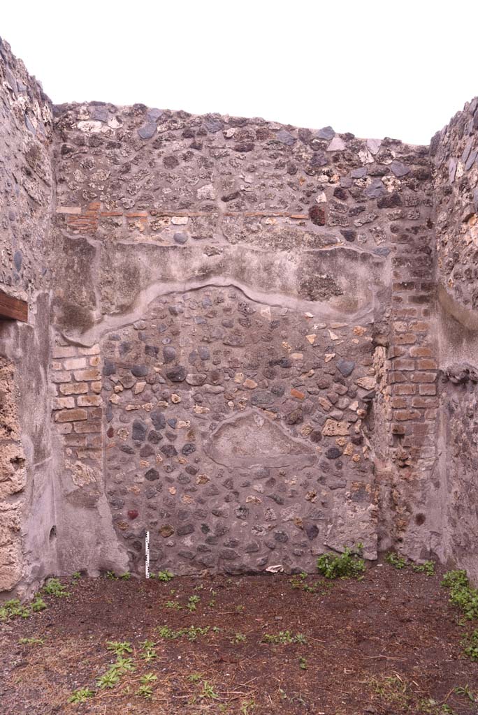 I.4.25 Pompeii. September 2019. Room 49, south wall, with doorway to atrium, on left.
Foto Tobias Busen, ERC Grant 681269 DCOR
