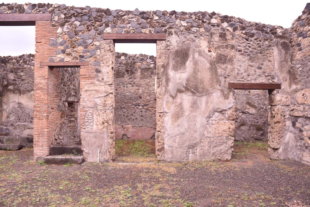 I.4.25 Pompeii. September 2019. 
Room 47, doorways on west side of atrium, room 51, on left, steps above room 50 and a doorway, centre left, and to room 49, on right.
Foto Tobias Busen, ERC Grant 681269 DCOR.
