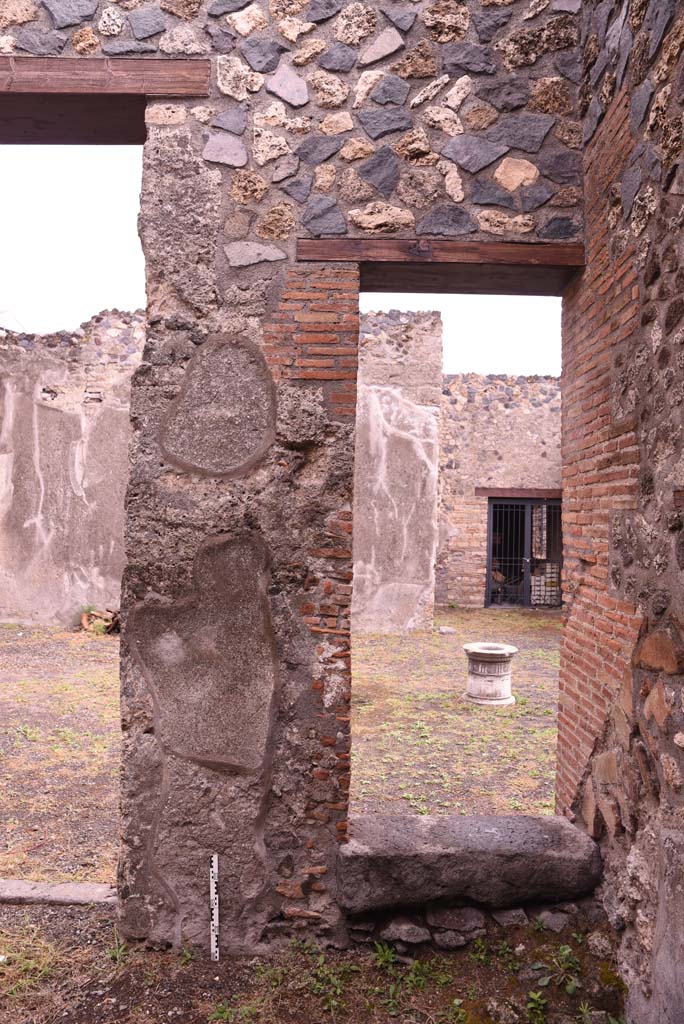 I.4.25 Pompeii. September 2019. Room 50, east wall with rear of steps in south-east corner.
Foto Tobias Busen, ERC Grant 681269 DCOR
