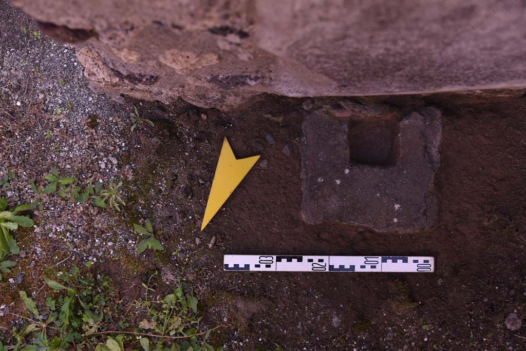 I.4.25 Pompeii. October 2019. Room 50, door frame support/pivot found near south wall.
Foto Tobias Busen, ERC Grant 681269 DCOR

