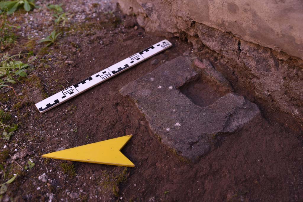 I.4.25 Pompeii. October 2019. Room 50, detail of square door frame support/pivot found near south wall.
Foto Tobias Busen, ERC Grant 681269 DCOR

