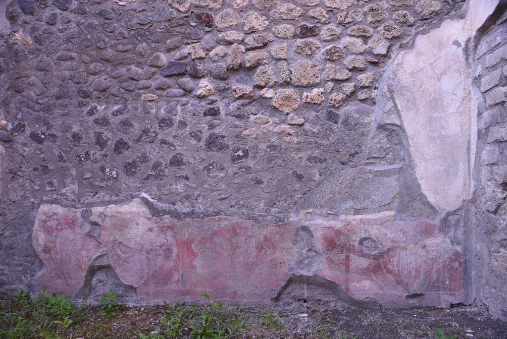 I.4.25 Pompeii. October 2019. Room 50, detail from painted zoccolo on west wall. 
Foto Tobias Busen, ERC Grant 681269 DCOR
