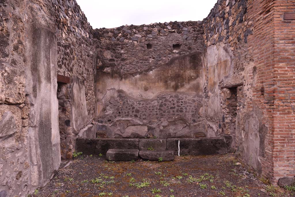 I.4.25 Pompeii. September 2019. Room 51, west ala, with doorway to room 52, on left, and to room 50, on right. 
Foto Tobias Busen, ERC Grant 681269 DCOR.
