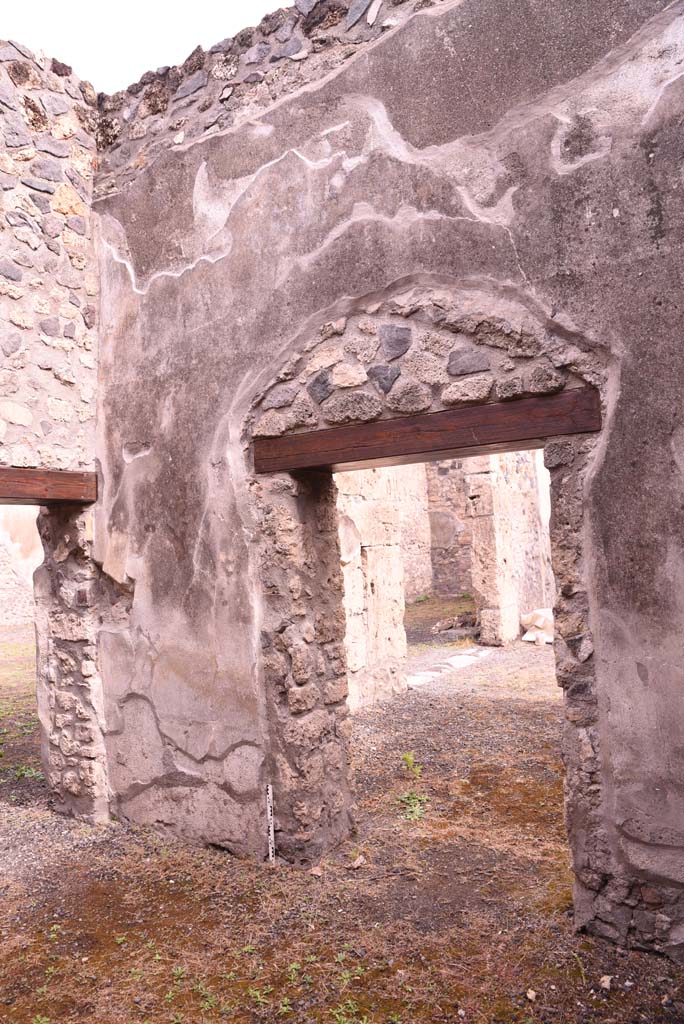 I.4.25 Pompeii. September 2019. 
Room 52, north-east corner, and doorway in east wall to north portico of upper peristyle 56.
Foto Tobias Busen, ERC Grant 681269 DCOR.
