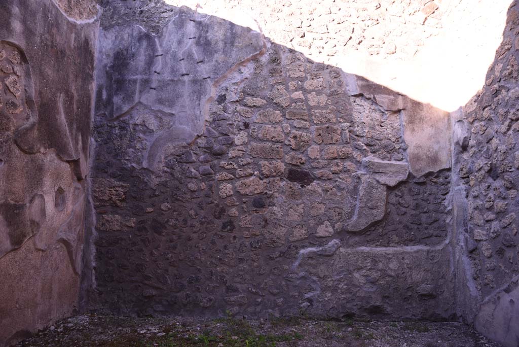 I.4.25 Pompeii. October 2019. Room 52, south-west corner, west wall, and north-west corner.
Foto Tobias Busen, ERC Grant 681269 DCOR.
