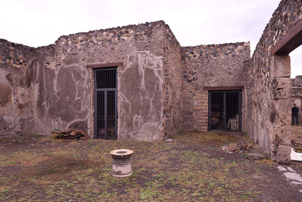 I.4.25 Pompeii. September 2019. Room 47, east side of atrium, with doorway to room 53, centre left, and to room 54, centre right.
Foto Tobias Busen, ERC Grant 681269 DCOR.

