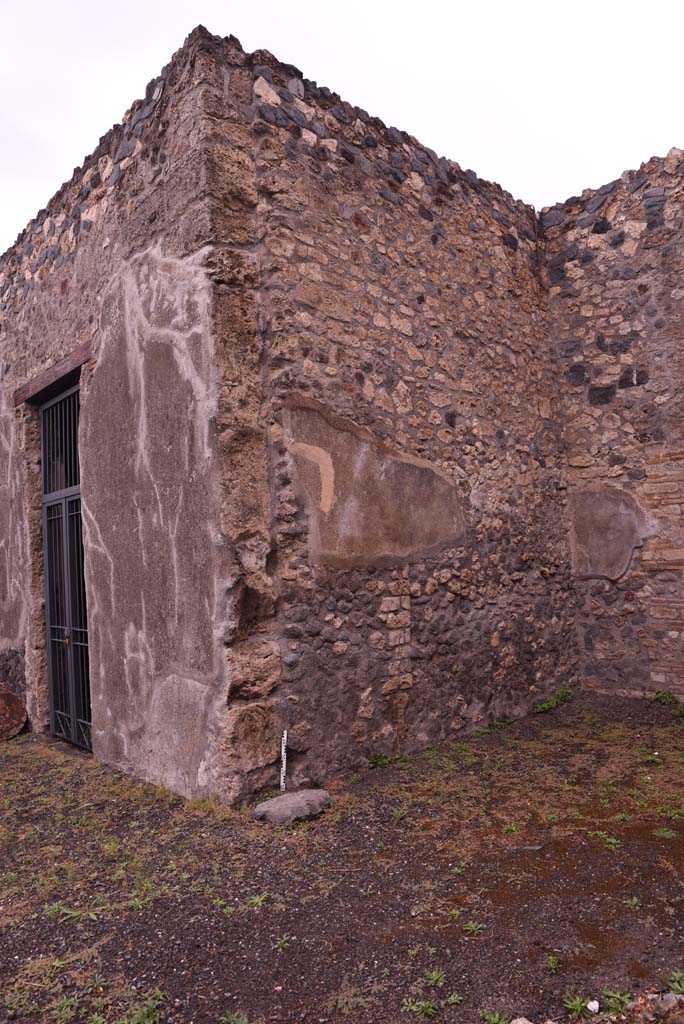 I.4.25 Pompeii. September 2019. 
Room 54, north wall in south-east corner of atrium, with doorway to room 53, on left. 
Foto Tobias Busen, ERC Grant 681269 DCOR.
