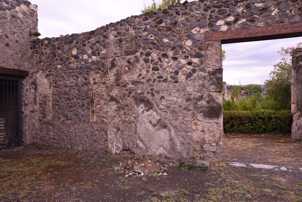 I.4.25 Pompeii. September 2019. Room 47, south wall of atrium/east ala 54, on east side of doorway to upper peristyle.
Foto Tobias Busen, ERC Grant 681269 DCOR.

