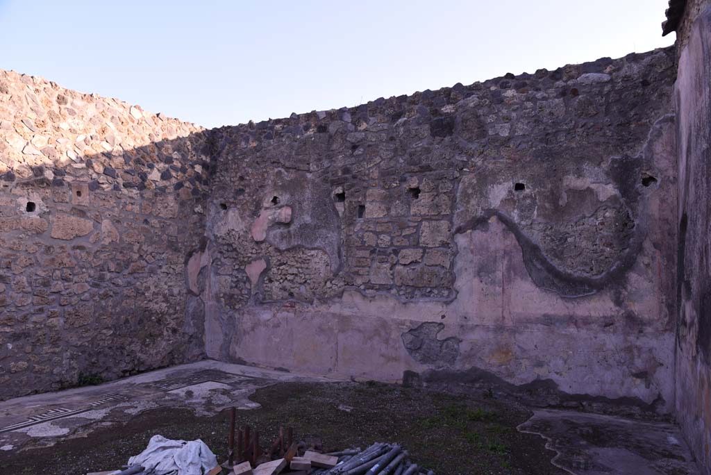 I.4.25 Pompeii. September 2020.  
Room 35, detail from zoccolo/dado on east wall in north-east corner.
Foto Tobias Busen, ERC Grant 681269 DÉCOR.

