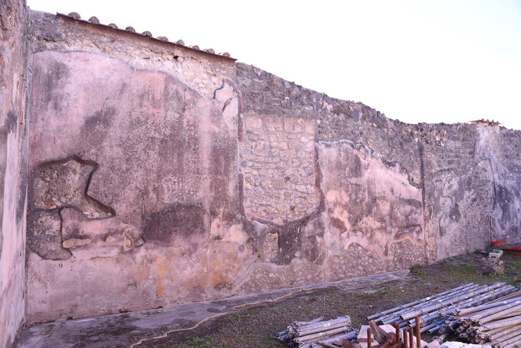 I.4.25 Pompeii. September 2020.  Room 35, remaining painted decoration on zoccolo in south-east corner.
Foto Tobias Busen, ERC Grant 681269 DÉCOR.
