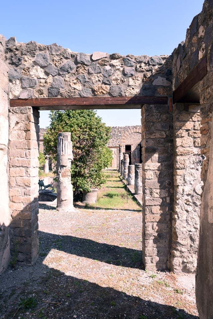 I.4.25/1.4.5 Pompeii. October 2019. 
Corridor 15, east end, with doorway to Middle Peristyle 17, and to Tablinum 14, on right.
Foto Tobias Busen, ERC Grant 681269 DCOR.
