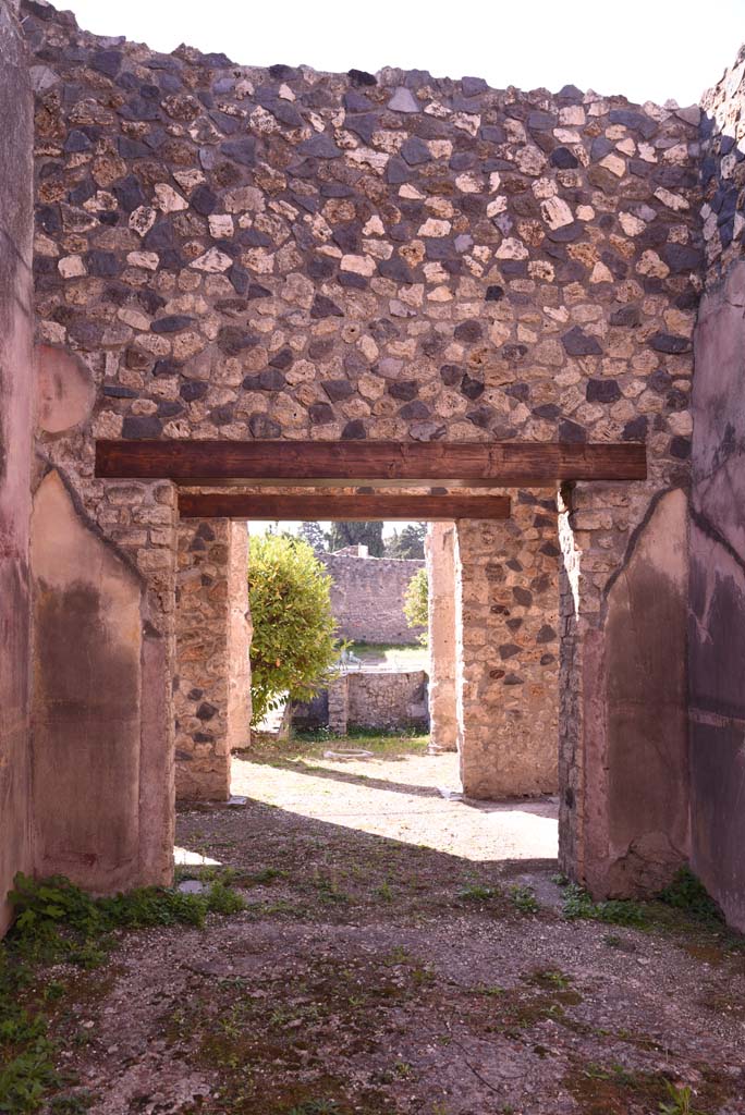 I.4.5 Pompeii. October 2019.
Room 20, looking west across cubiculum, into antechamber, and out onto Middle Peristyle 17.
Foto Tobias Busen, ERC Grant 681269 DÉCOR.