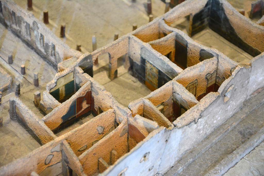 I.4.25 Pompeii. May 2019. Detail from model in Naples Archaeological Museum.
Rooms on east side of Middle Peristyle 17, large room 21, in centre, with arched opening. 
Foto Tobias Busen, ERC Grant 681269 DCOR.
