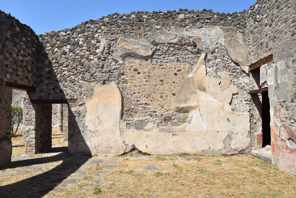 I.4.25 Pompeii. September 2020. Room 21, looking towards north wall, with doorway to antechamber of room 20, on left.
Foto Tobias Busen, ERC Grant 681269 DCOR.
