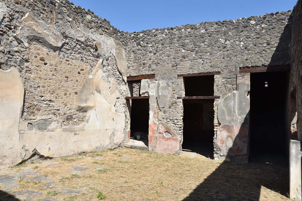 I.4.25 Pompeii. September 2020. Room 21, looking towards north-east corner and east wall.
Foto Tobias Busen, ERC Grant 681269 DÉCOR.
